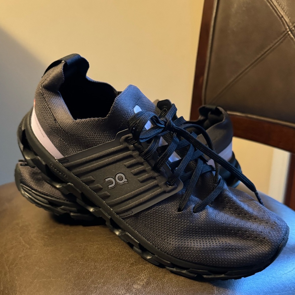 On cloud tennis shoes. Black with purple OC